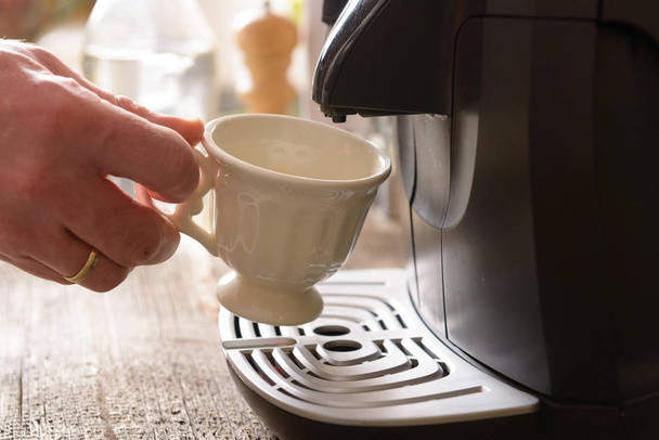 コーヒー マシンのコーヒーを作る  - 写真・画像