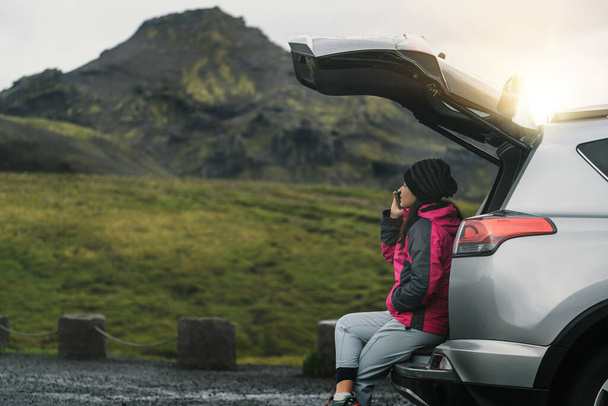 Woman tourist travel by SUV car in Iceland. - Foto, Bild