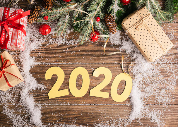 Joulukuusi uudenvuoden lelut lahjoja luvut symbolit 2020 puinen tumma tausta. Tasainen layout onnittelukortin malli
. - Valokuva, kuva