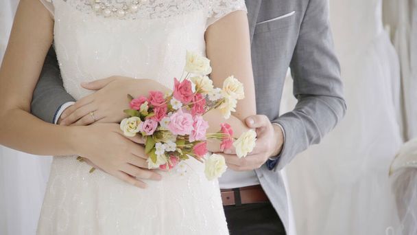 Nevěsta a ženich na svatebních šatech připravit obřad. - Fotografie, Obrázek