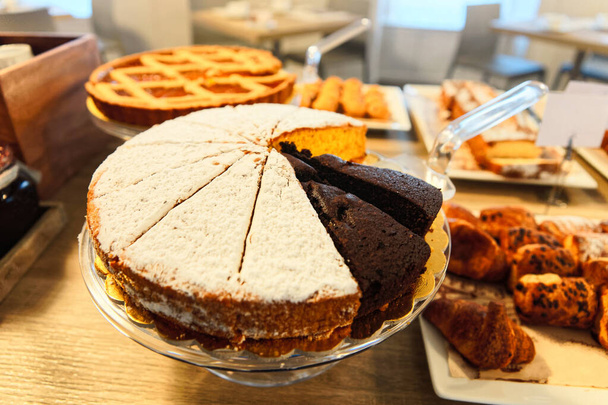 Assortiment de gâteaux à la pâtisserie dans le café et la boulangerie
 - Photo, image