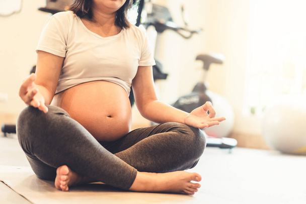Aktive Schwangere trainieren im Fitnessstudio. - Foto, Bild