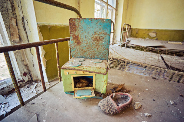Stare opuszczone przedszkole w strefie wykluczenia katastrofy jądrowej w Czarnobylu. - Zdjęcie, obraz