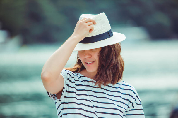 γυναίκα πορτραίτο σε λευκό καπέλο - Φωτογραφία, εικόνα