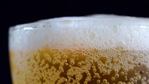 4k макро кадры съемки, Налейте пиво в стакан, пока пиво пузырьки над стеклом
. - Кадры, видео