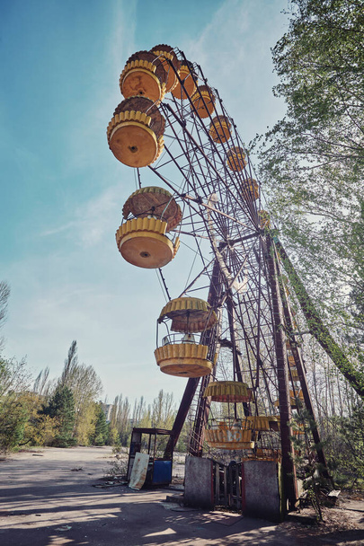 Заброшенное колесо обозрения в парке развлечений в Припяти
. - Фото, изображение