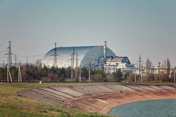 réacteurs nucléaires de la centrale de Tchernobyl près de la rivière Pripyat, 4e réacteur (explosé) avec sarcophage à gauche, 3e réacteur à droite, zone d'exclusion, Ukraine
 - Photo, image