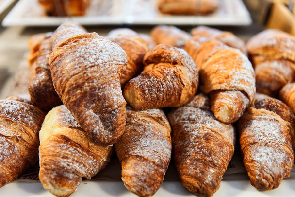 Sladké francouzské croissant pečivo s marmeládou a smetanou - Fotografie, Obrázek