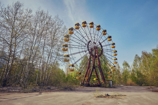 The abandoned Ferris wheel in the amusement park in Pripyat. - Фото, изображение