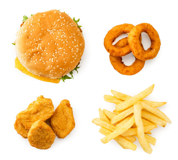 Burger, nuggets, frietjes en uienringen op witte achtergrond, set fastfood. Het uitzicht op de top. - Foto, afbeelding