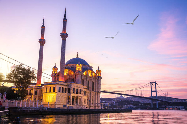 Mesquita Ortakoy famosa ao nascer do sol, Istambul, Turquia
 - Foto, Imagem