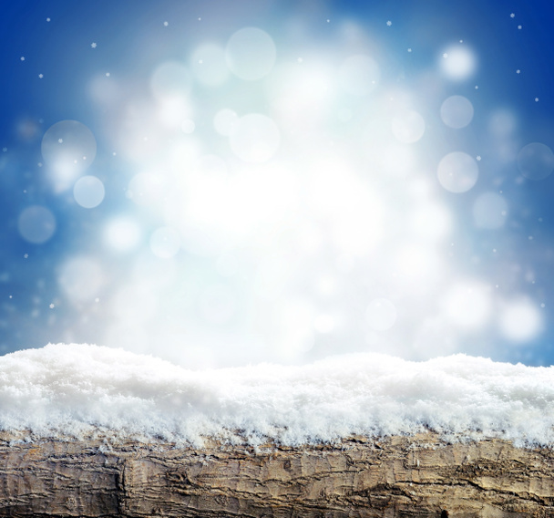 Sfondo invernale con neve e luci astratte sfocate. Tavola di legno vuota. Copyspace per testo
. - Foto, immagini