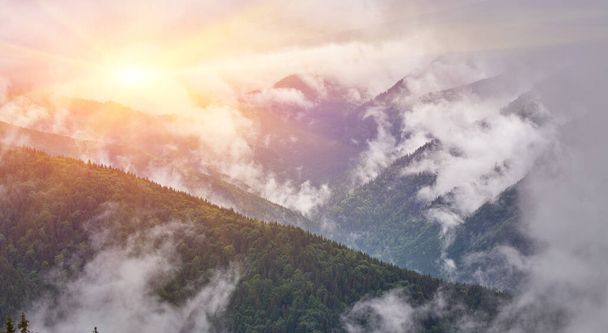 Szczyty górskie w krajobraz krajobraz mgła - Zdjęcie, obraz