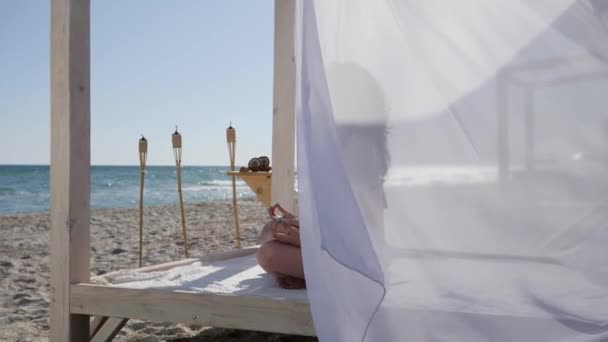 девушка медитирует на пляже, летние каникулы на курорте, женщины занимаются йогой на набережной
, - Кадры, видео