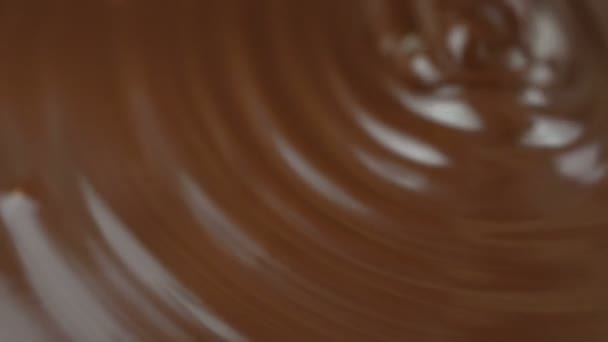 die Textur der Schokolade, die in den Behälter gegossen wurde - Filmmaterial, Video