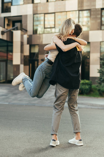 Elegante casal amoroso se divertindo na rua, o cara levantou t
 - Foto, Imagem