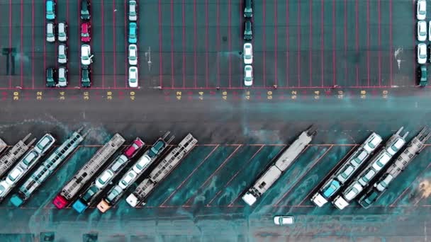 Chargement de voitures sur les transporteurs de camions, logistique, vue aérienne
 - Séquence, vidéo