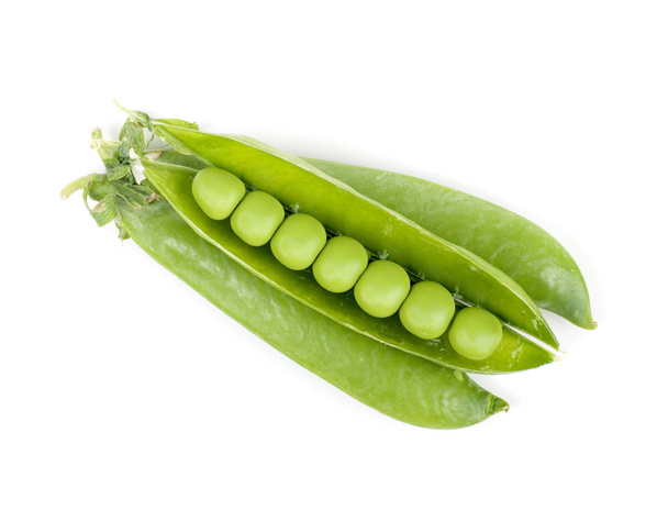 guisantes verdes en vainas sobre un fondo blanco - Foto, imagen