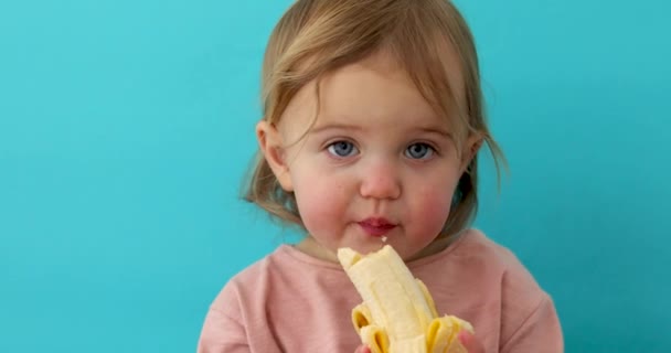 Kislány banánt eszik. - Felvétel, videó