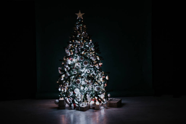 Vánoční stromeček s dárky, věnec světel nový rok - Fotografie, Obrázek