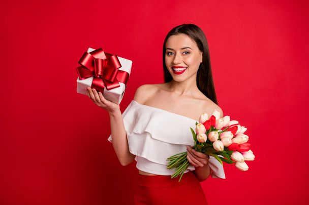 Porträt der charmanten süßen Dame haben Geschenkbox für 8-März 14-Februar Party isoliert über rotem Hintergrund - Foto, Bild