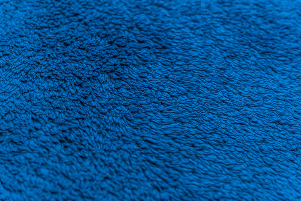 ciepłe sztuczne futro na dzianinie z wykwintnym niebieskim zbliżeniem - Zdjęcie, obraz