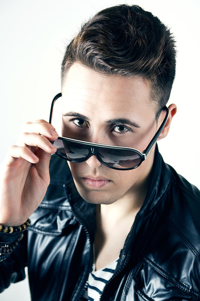 A man in a leather jacket with sunglasses - Foto, Imagen