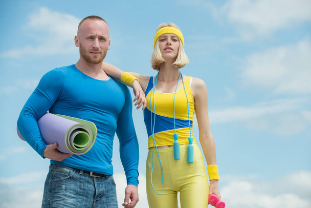 Young sporty couple looking brave into camera showing high motivation for sport. Shared interests and fitness classes together. Healthy Lifestyle. - Foto, Imagem