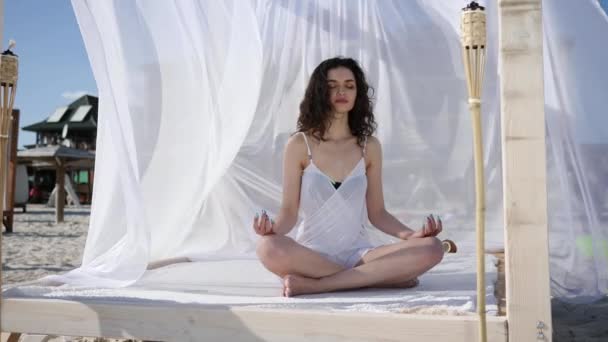 chica de meditación en las islas tropicales de la costa, vacaciones de verano, mujeres haciendo yoga al terraplén
, - Metraje, vídeo