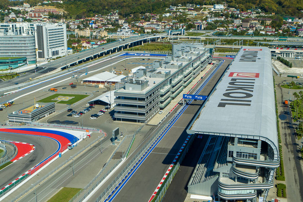 Sochi, Rusia - Octubre 2019: Sochi Autodrom - tribuna principal y pista de carreras, garajes y administración, vista aérea
 - Foto, Imagen