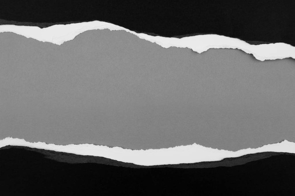 Roztrhaný papír na šedé - Fotografie, Obrázek