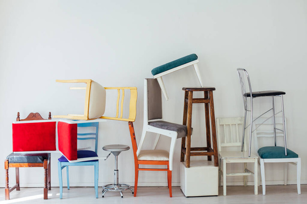 lots of multicolored chairs in the interior of the white room - Foto, immagini