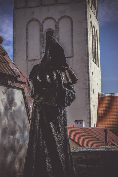 Tallinn, Estland - augustus 2018 - Een van de bronzen "Drie Monniken" in de Deense Koningstuin in de oude binnenstad van Tallinn - Foto, afbeelding