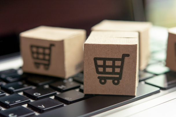 Online nákupy - Papírové krabice nebo balíky s nákupním vozíkem l - Fotografie, Obrázek