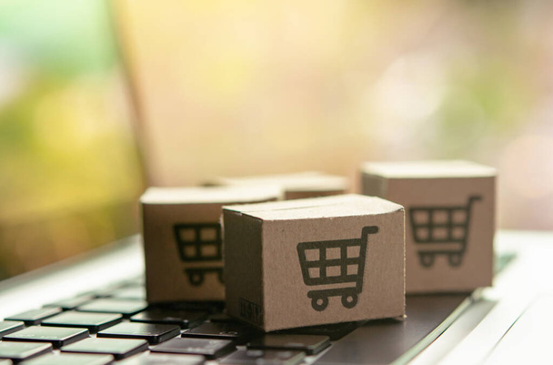 Online nákupy - Papírové krabice nebo balíky s nákupním vozíkem l - Fotografie, Obrázek