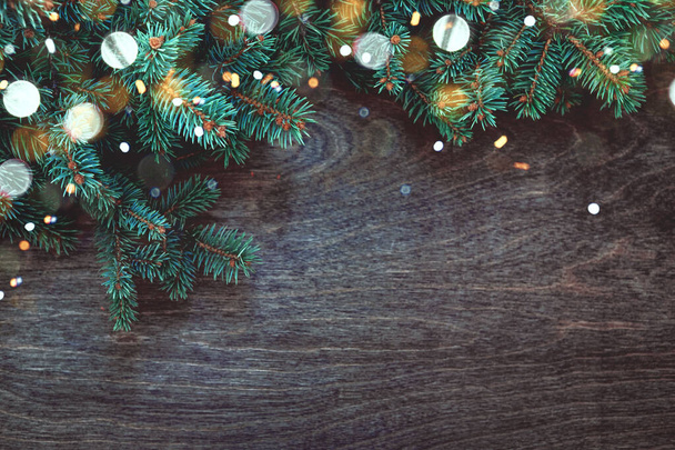 Kerst achtergrond met rand van pluizige groene sparren takken op - Foto, afbeelding