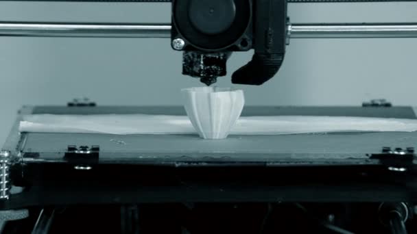 Impresora 3D trabajando. Modelado de deposición fundida
 - Imágenes, Vídeo