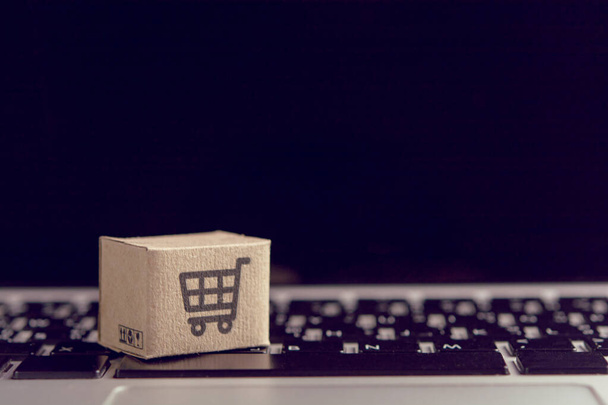 Online shopping - Paper cartons or parcel with a shopping cart l - Fotó, kép