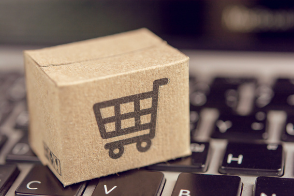 Online shopping - Paper cartons or parcel with a shopping cart l - Photo, Image