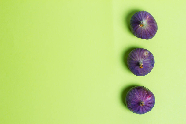Tasty and healthy figs on a green background - Zdjęcie, obraz