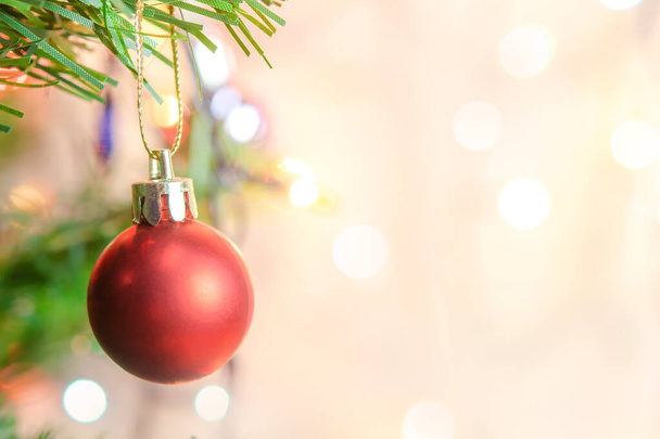 Christmas decoration. Hanging red balls on pine branches Christm - Foto, Imagem