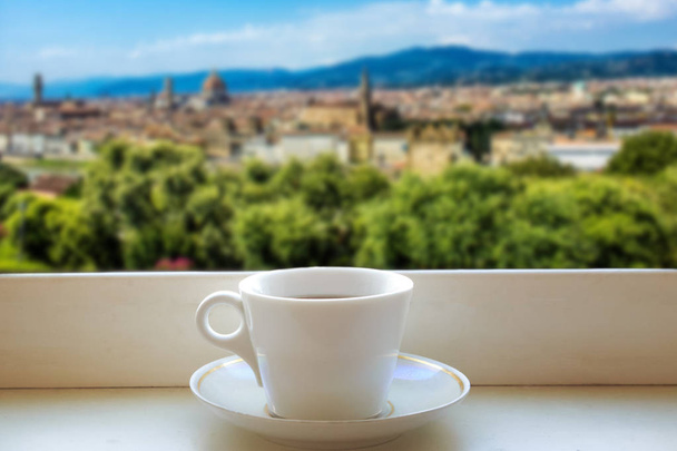 Kahvikuppi ikkunalaudalla kaunis italialainen maisema ulkona
 - Valokuva, kuva