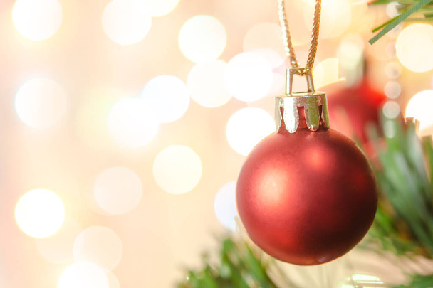 Різдвяний декор. Висячі червоні кульки на гілках сосни христос
 - Фото, зображення