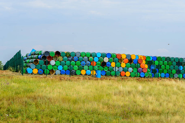 Barris de metal empilhados uns em cima dos outros ao ar livre
 - Foto, Imagem