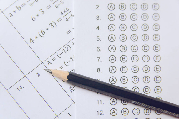 Crayon sur feuilles de réponses ou formulaire de test standardisé avec réponses b
 - Photo, image