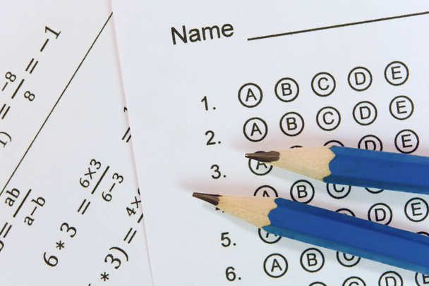 Lápiz en hojas de respuestas o formulario de prueba estandarizado con respuestas b
 - Foto, Imagen