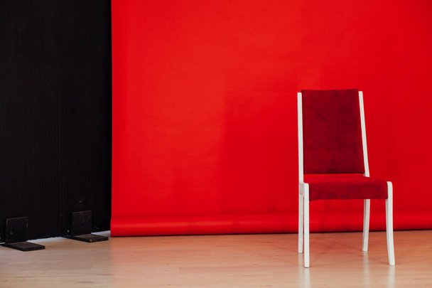 καρέκλα στο εσωτερικό του δωματίου με κόκκινο φόντο - Φωτογραφία, εικόνα