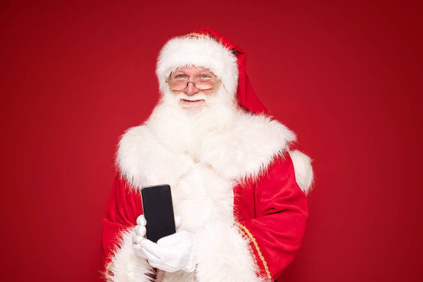 Real Santa Claus with mobile phone. - Φωτογραφία, εικόνα