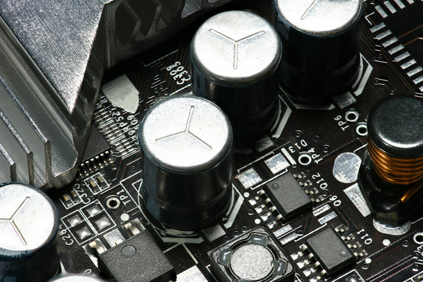 placa de circuito impreso y microchip, o primer plano de la CPU componente electrónico para equipos digitales, concepto para el desarrollo de circuitos informáticos eléctricos
 - Foto, imagen