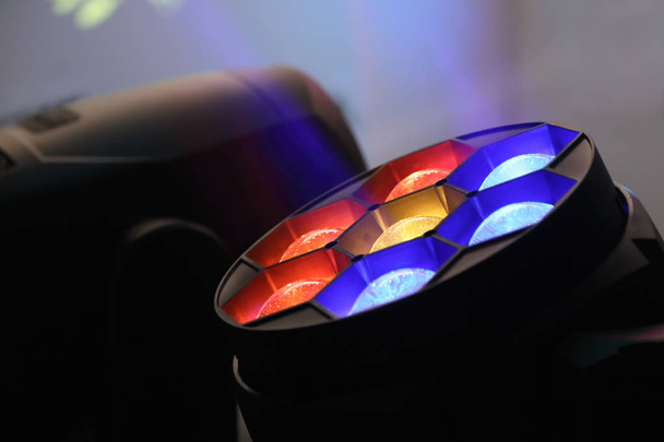 Luminaires à effet de tête mobile multi-faisceaux LED
 - Photo, image